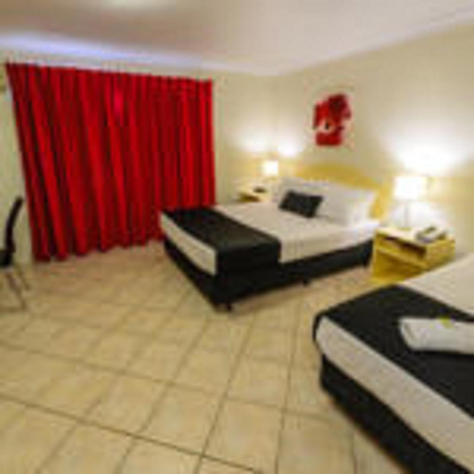 Rocky Gardens Motor Inn Рокхемптън Стая снимка